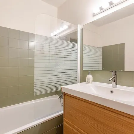 Simple Spot, Parking, Tram Apartment