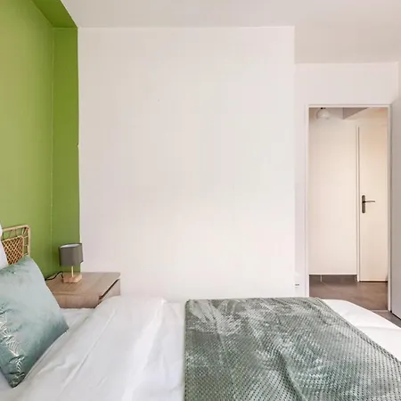 Simple Spot, Parking, Tram *